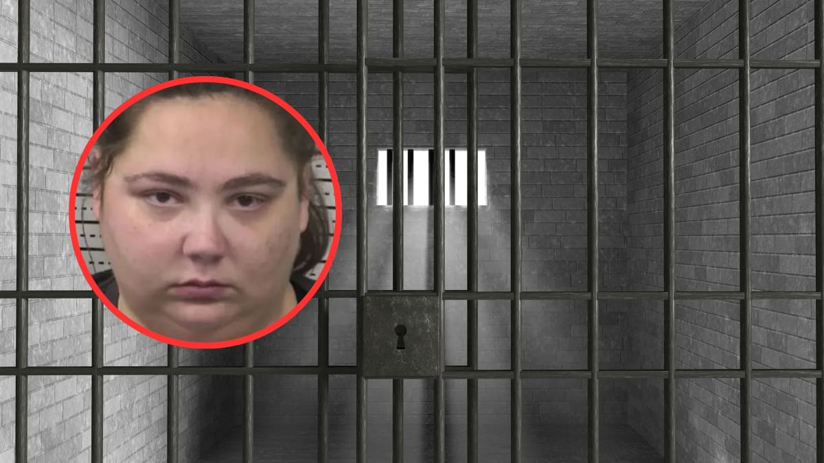 Mujer ofreció juguete a su hija de 6 años para que guardara silencio después de presuntamente asfixiarla hasta impedirle respirar en Nuevo México; fue arrestada por abuso infantil y quedó en libertad horas después