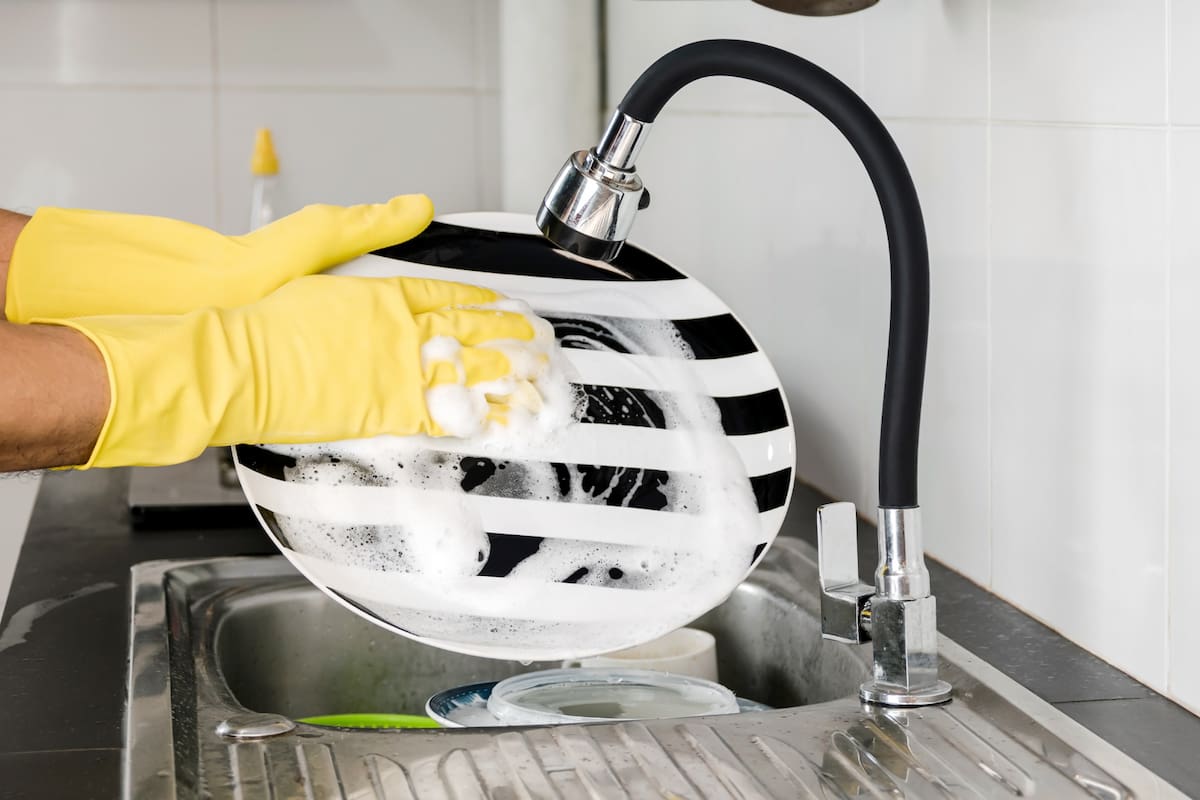 ¿Por qué lavar los trastes con esponja puede ser un error?