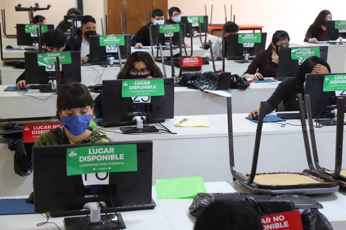 Miles de jóvenes buscan un espacio en la ‘prepa’ Lázaro Cárdenas