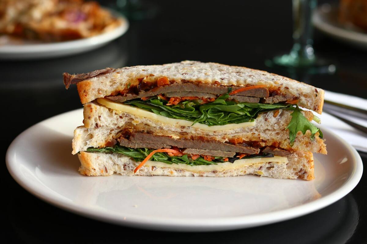 Para hacer un sándwich saludable, es esencial seleccionar cuidadosamente los ingredientes. FOTO: PEXELS