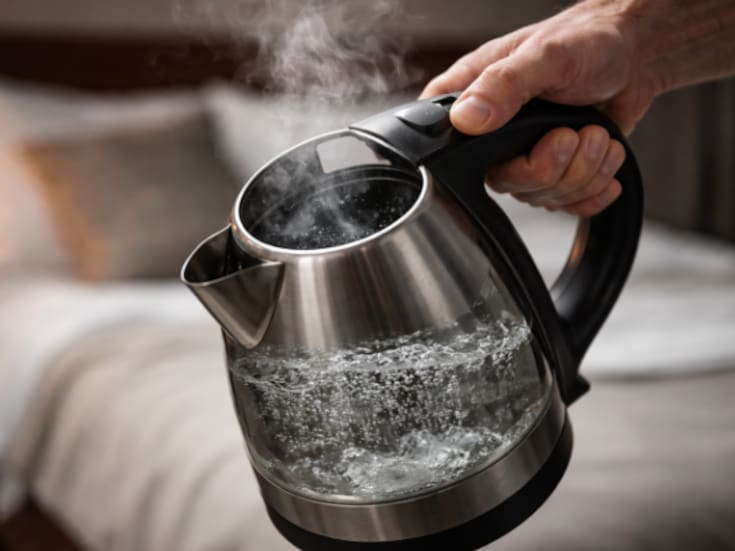 Le arrojó agua hirviendo a su esposa en el rostro y cuello por miedo a que “conociera con otros hombres” y ahora ella terminó con quemaduras de segundo grado