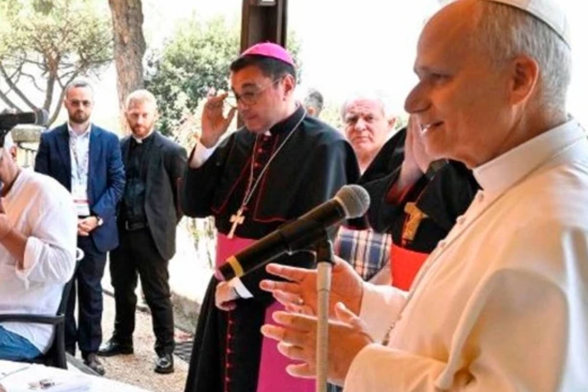 Lasaña y ternera asada, el almuerzo que les brindó el Papa León a refugiados, personas sin hogar y pobres