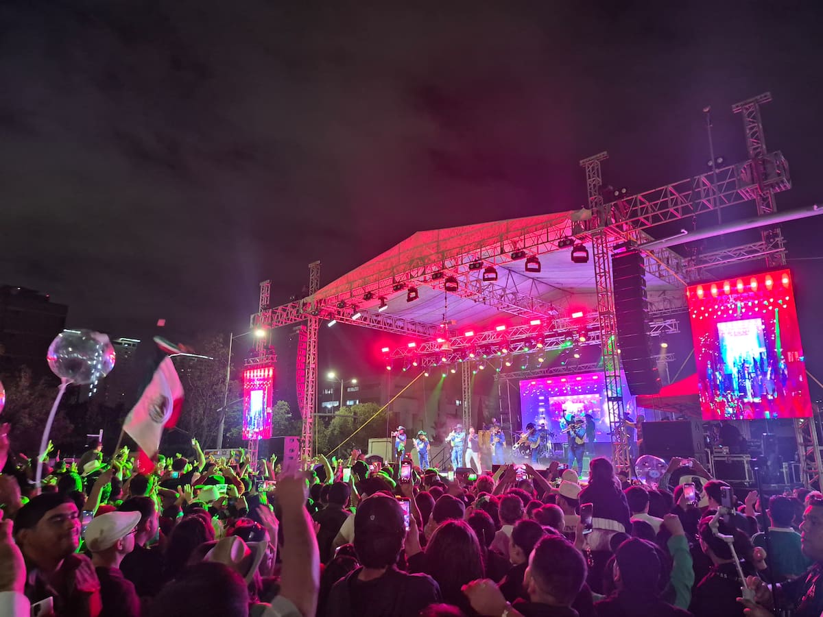 Ernesto Solano ‘La Voz Original y su Maguey’ se presentó frente al Palacio Municipal de Tijuana ante miles de personas que continuaron con la celebración de las fiestas patrias. Foto: Michelle Castillo