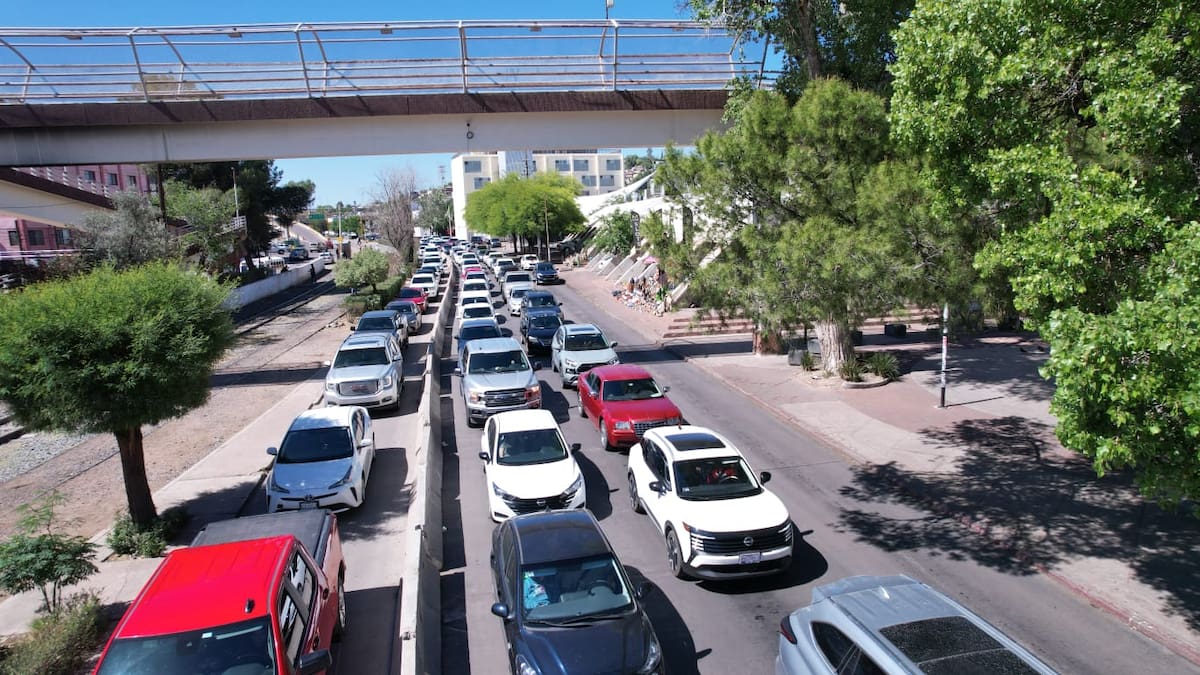 Tráfico intenso se registra en Nogales por el alto flujo de vehículos que buscan cruzar hacia Estados Unidos este viernes.