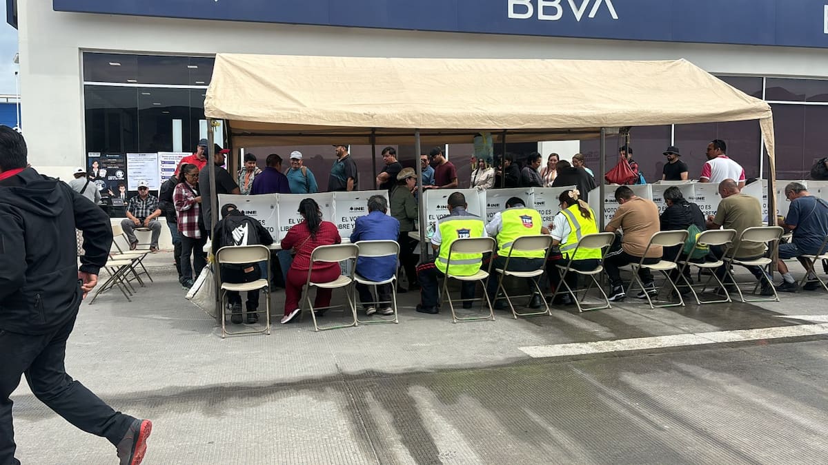 Los tijuanenses acudieron a La Casilla especial de la sección 1760 ubicada en la Plaza Sendero en Tijuana. Foto: Lorena Salinas