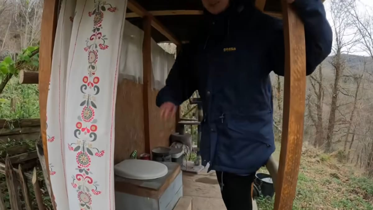 La vivienda se encuentra en Asturias, España, y hoy funciona con paneles solares y agua procedente de un manantial.