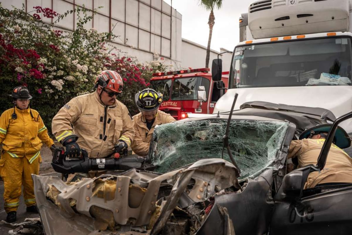 Una mujer de 84 años quedó prensada dentro del vehículo; ambas fueron trasladadas a un hospital tras ser rescatadas por Bomberos. Foto: Cortesía
