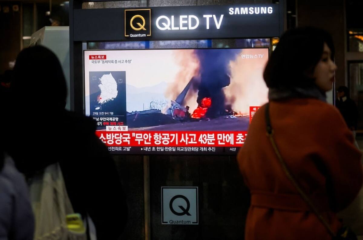 Surcoreanos en una estación de tren ubicada en Seúl, Corea del Sur, observan la noticia del trágico accidente. | Crédito: REUTERS