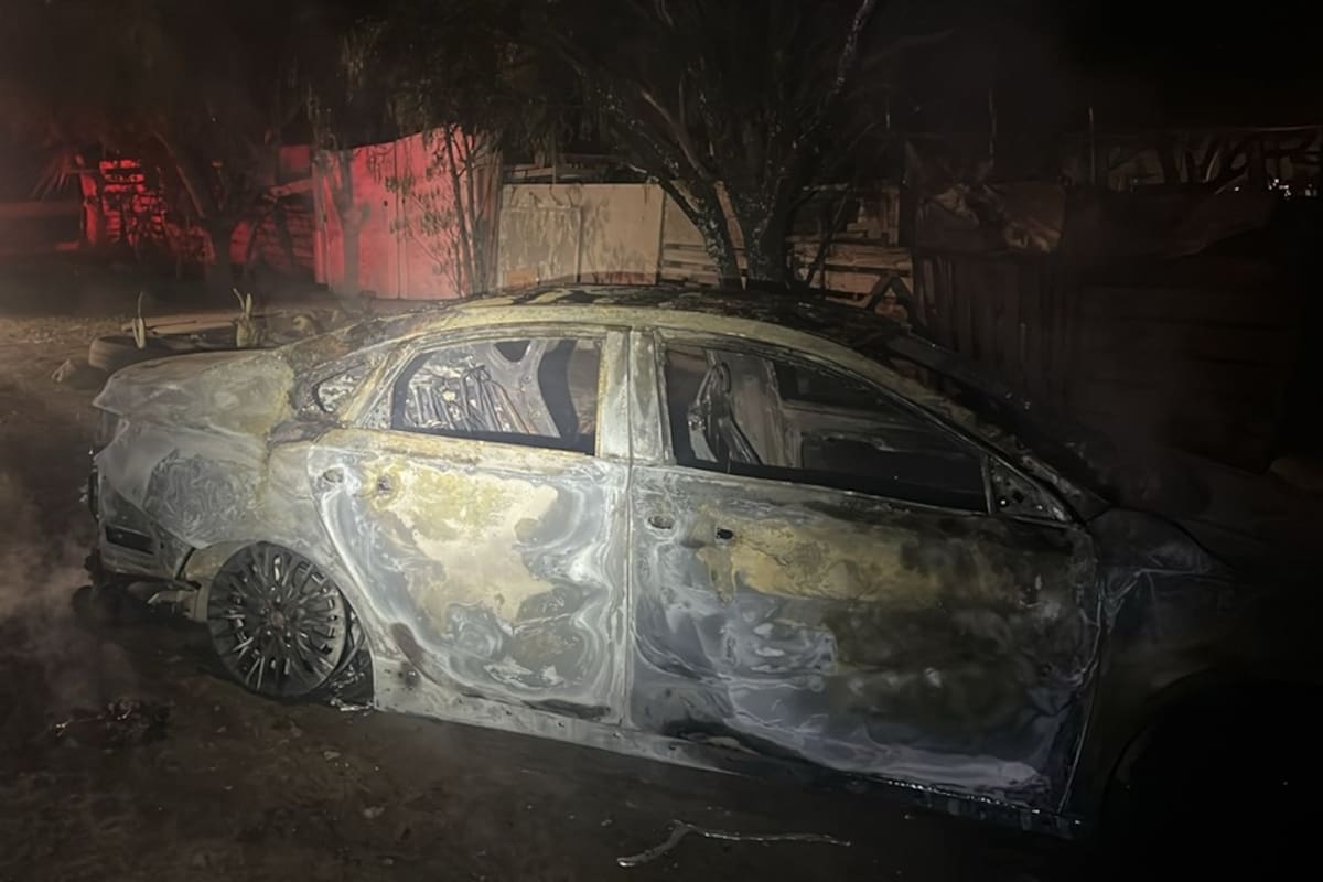 Hayan Cuerpo Calcinado junto a auto incendiado en Rosarito