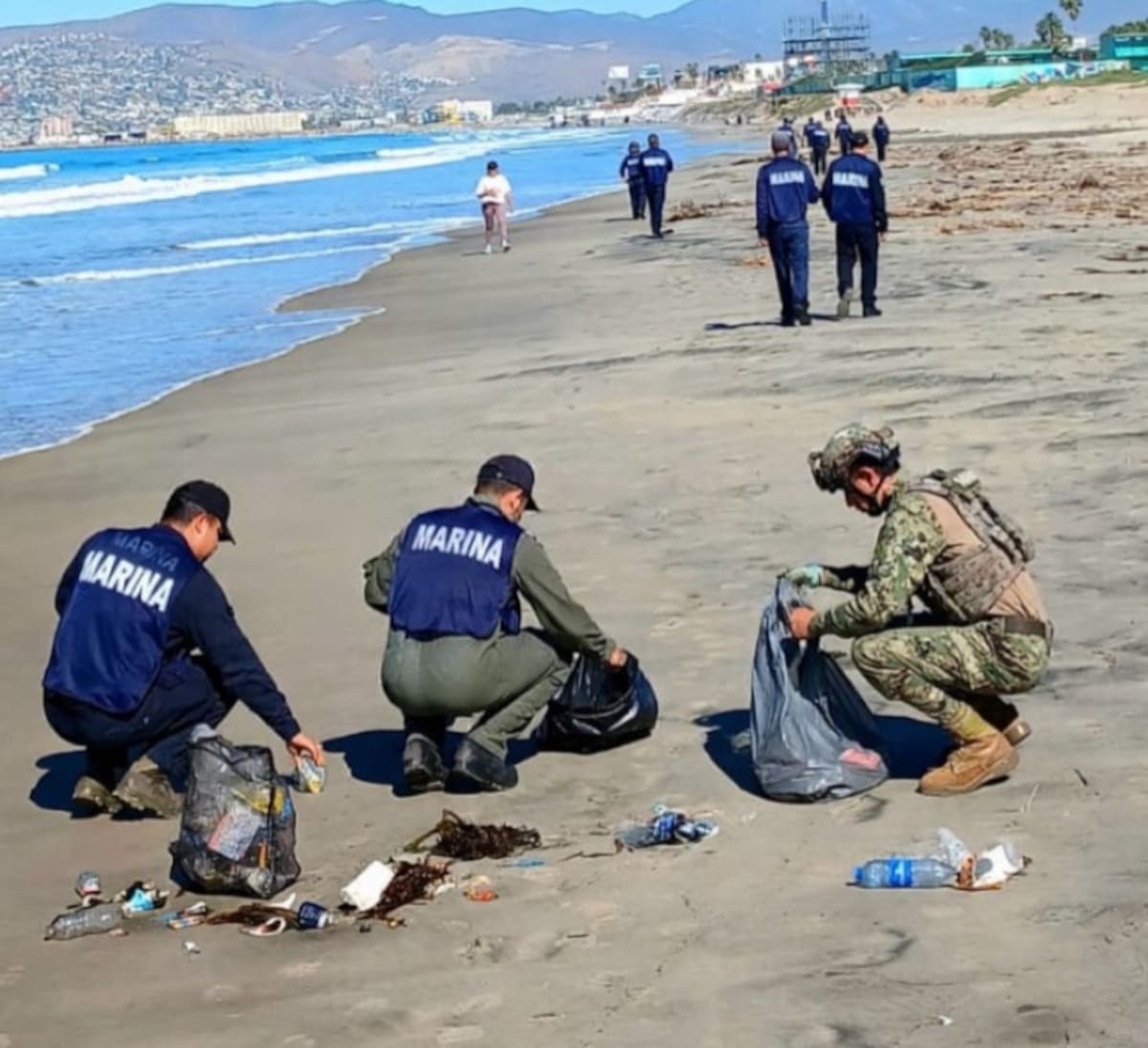 La marea alta arrastró residuos a Playa Pacífica y playa Conalep, en Tijuana, donde personal de Zofemat y de la Secretaría de Marina retiró cuatro toneladas de basura en una jornada de limpieza. Foto: Cortesía