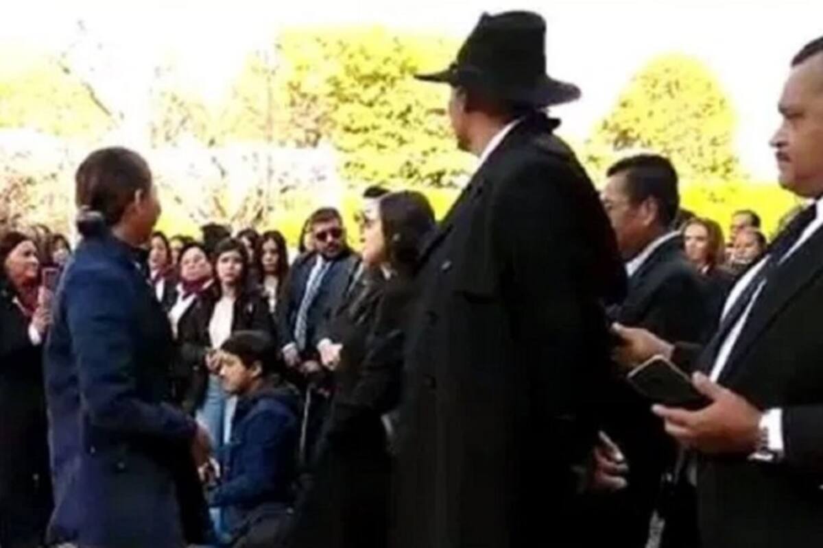 Acusan a hombre de golpear a mujer que gritó pederasta a José Manuel Mireles