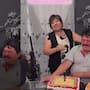 “¡Mi viejo, ra, ra, ra!”: Mujer sorprende con una divertida porra de cumpleaños para su esposo y se vuelve viral