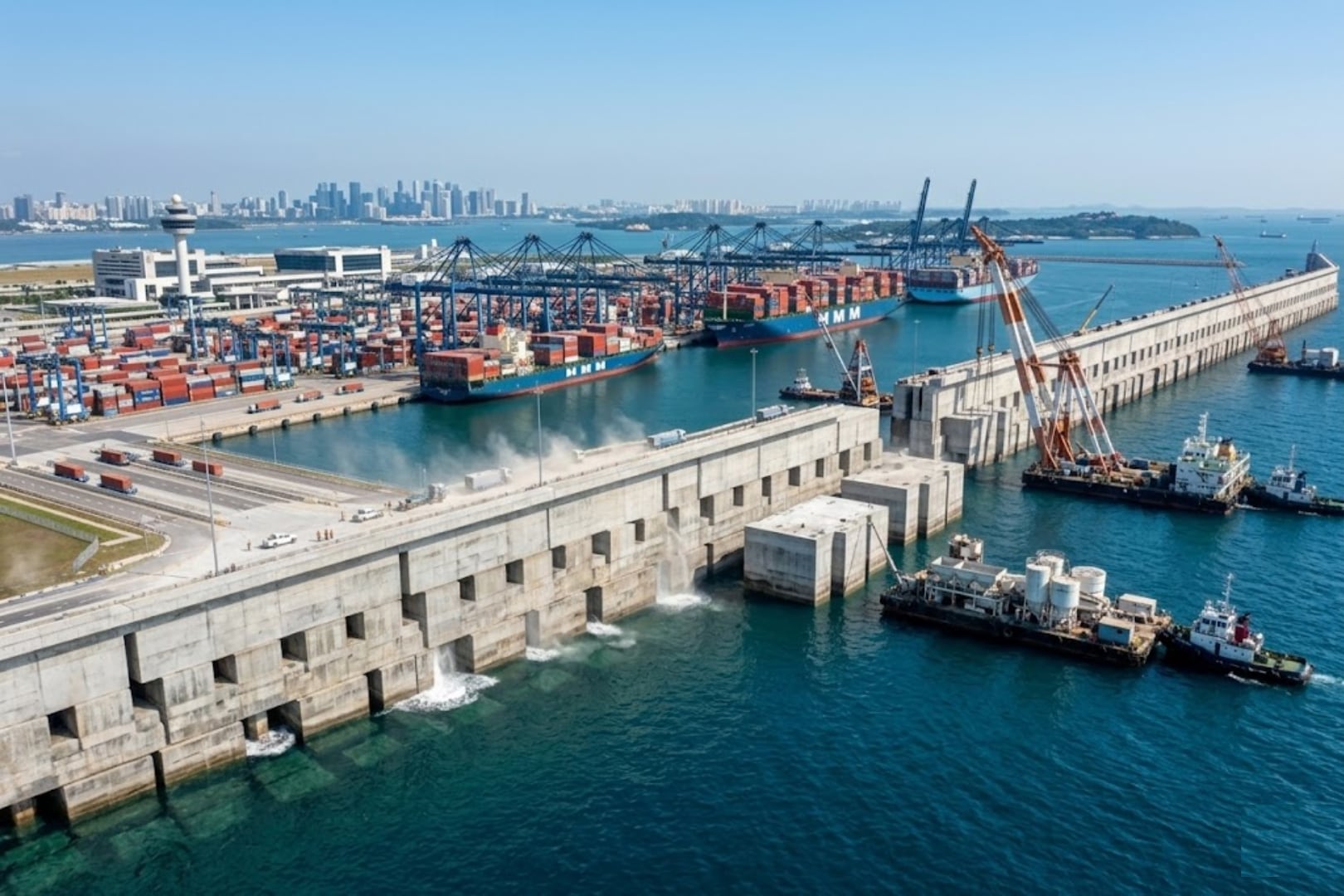 Las obras del puerto de Tuas avanzan con la instalación de gigantescos bloques de concreto que forman una barrera submarina clave para ampliar la capacidad portuaria de Singapur hacia 2040. Foto: Ilustrativa