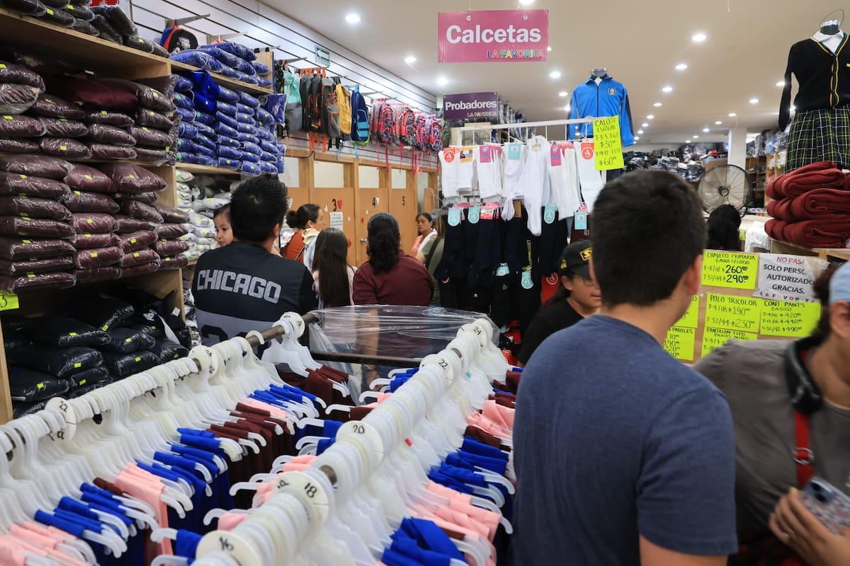 Padres de familia acudieron a papelerías y tiendas de uniformes en Tijuana antes del regreso a clases. Foto: Sergio Ortiz