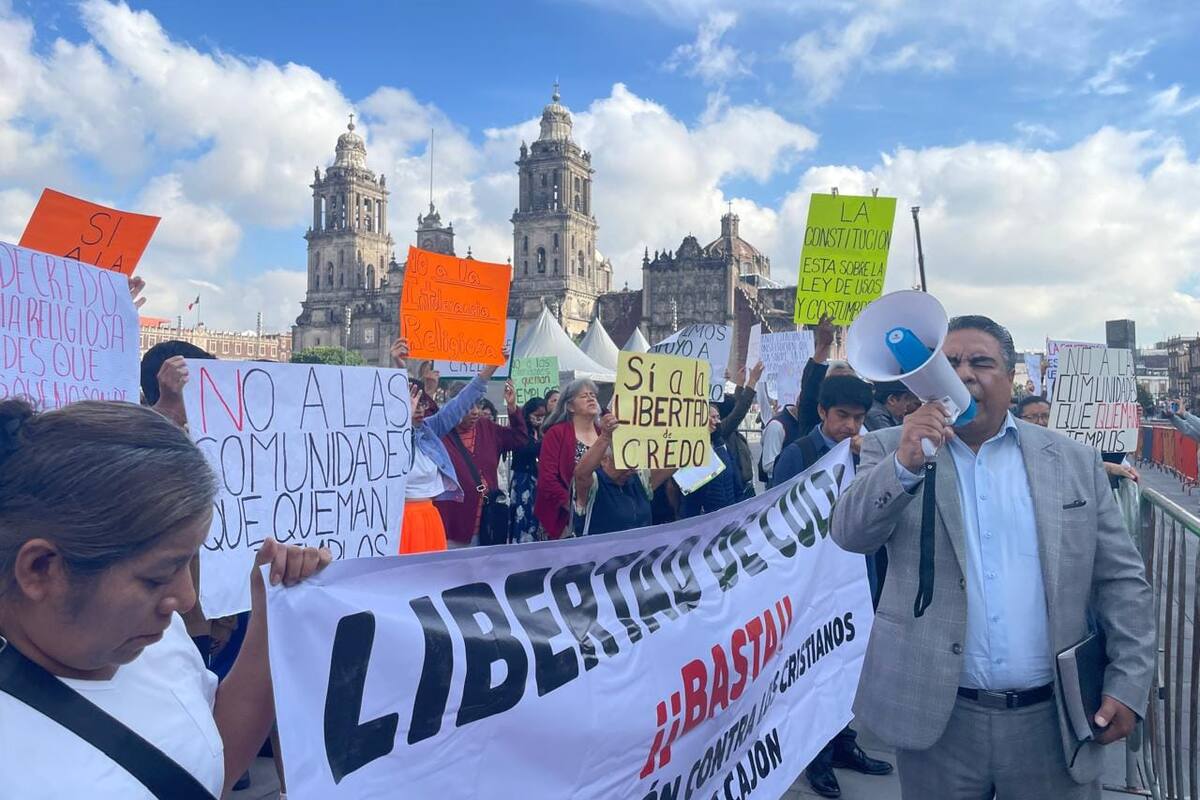 Manifestantes de Oaxaca instalan plantón en Palacio Nacional para exigir justicia