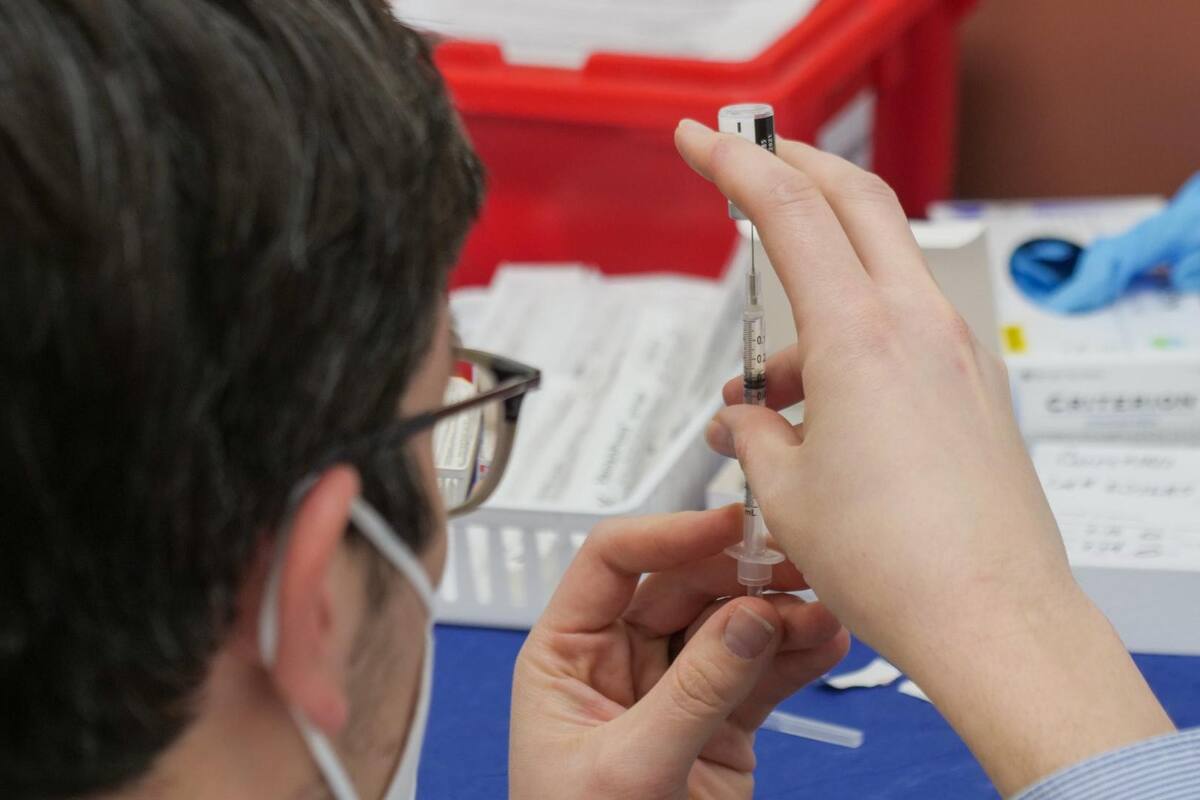 Autoriza FDA tercera dosis Covid a mayores de 18 años, Arizona ya inicia
