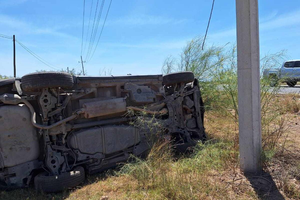 Mujer Iba a repartir dulces a niños de escasos recursos y se volcó en la carretera de Etchojoa a Navojoa