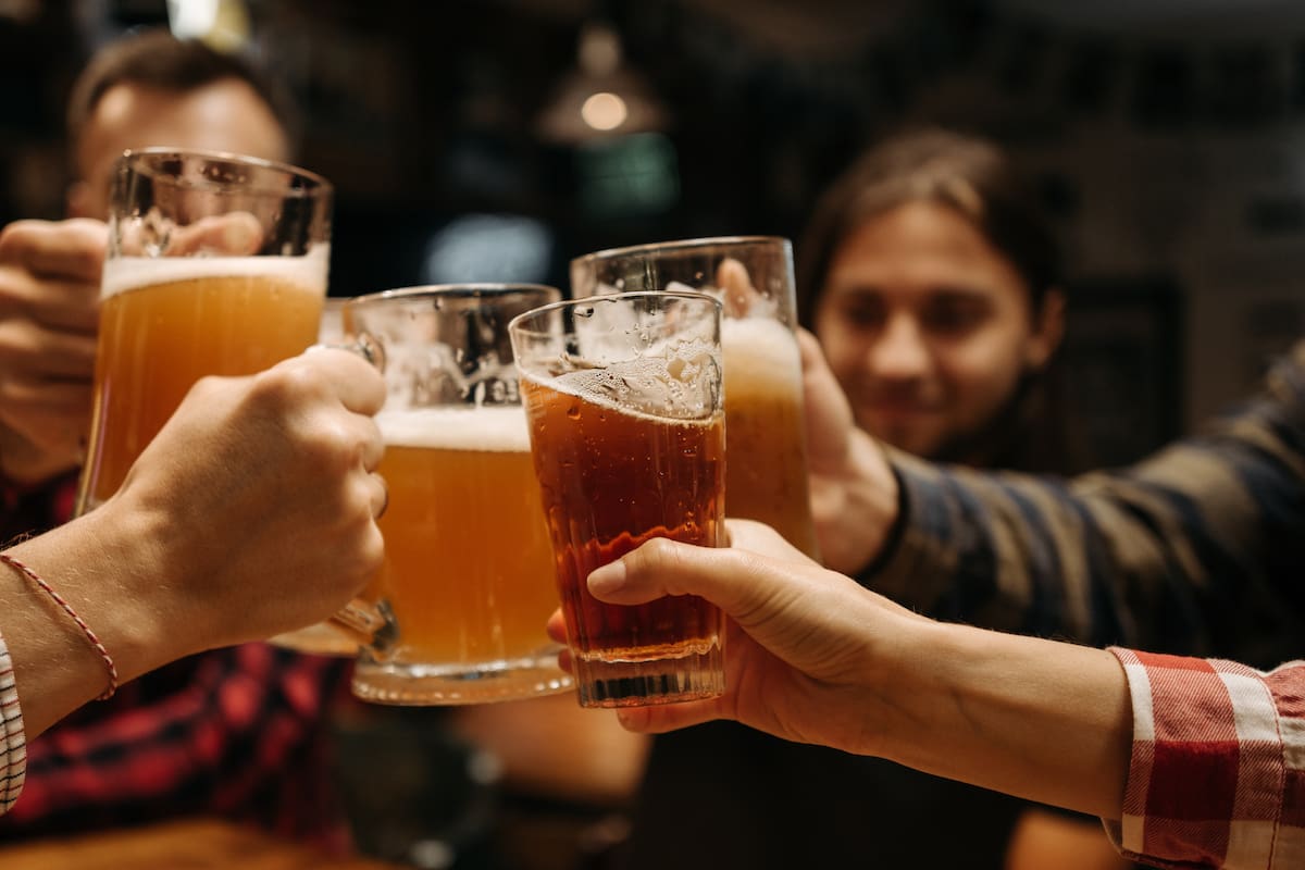Estudio revela que el estrés social impulsa el consumo de alcohol entre jóvenes transgénero