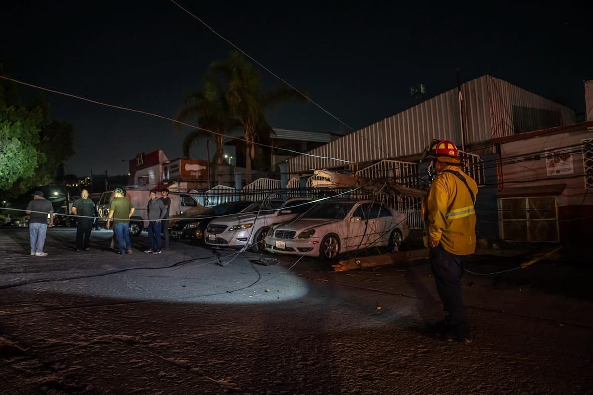 Camión de carga derriba poste y causa caos vial en Ampliación Guaycura