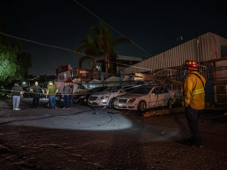Camión de carga derriba poste y causa caos vial en Ampliación Guaycura