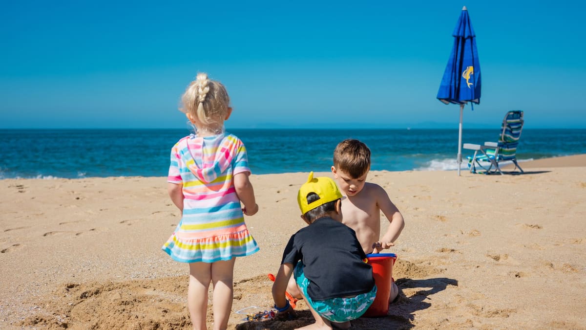 El color del traje de baño de tus hijos puede salvarles la vida | Foto: Especial