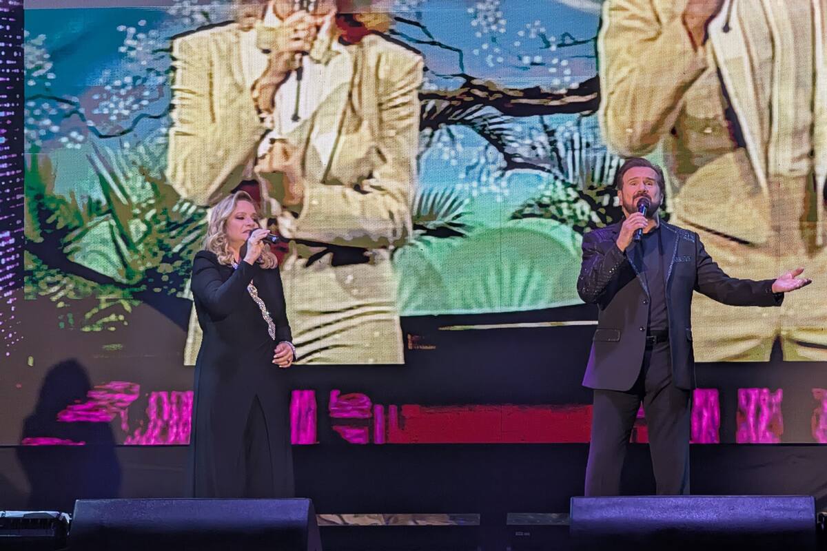 Pimpinela le canta al amor en Tijuana