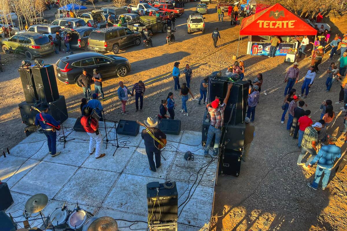 Vacacionistas improvisan y se divierten con originalidad en Altar, Magdalena de Kino y Pitiquito