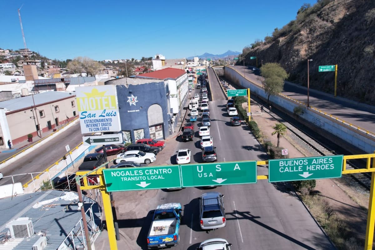 Largas filas en garitas de Nogales provoca el puente escolar