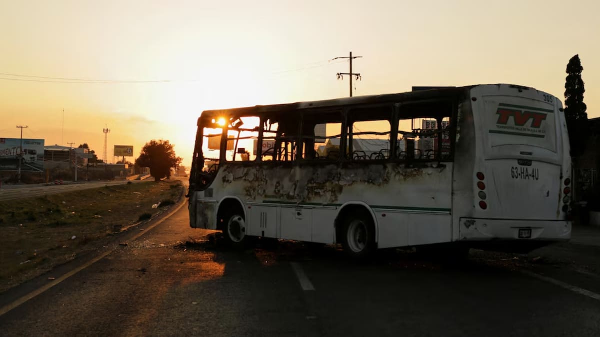 Los bloqueos y la quema de vehículos paralizaron vialidades clave y generaron afectaciones al transporte y la actividad económica. /Reuters