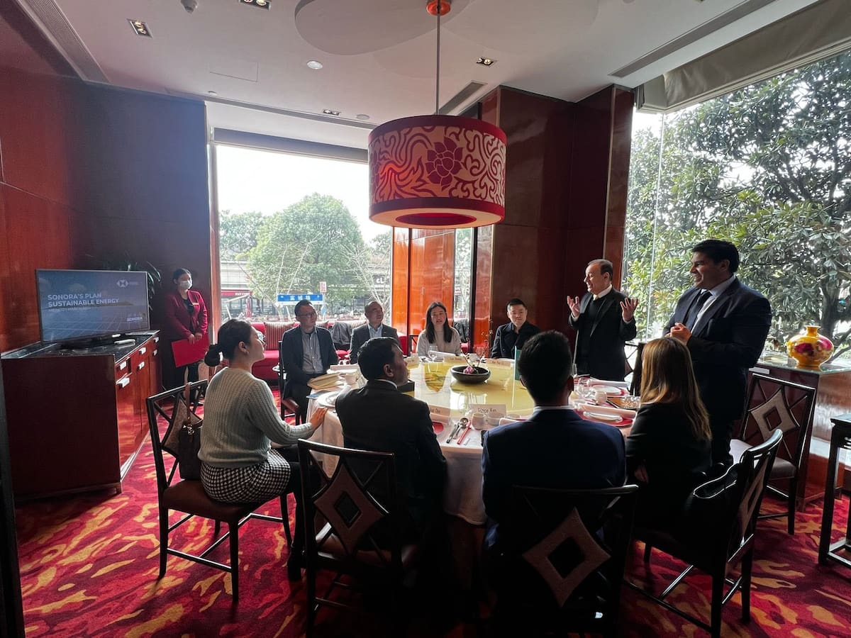 El gobernador Alfonso Durazo sostuvo un encuentro con aliados de HSBC para explorar opciones financieras
y estrategias para fortalecer la inversión extranjera en Sonora.