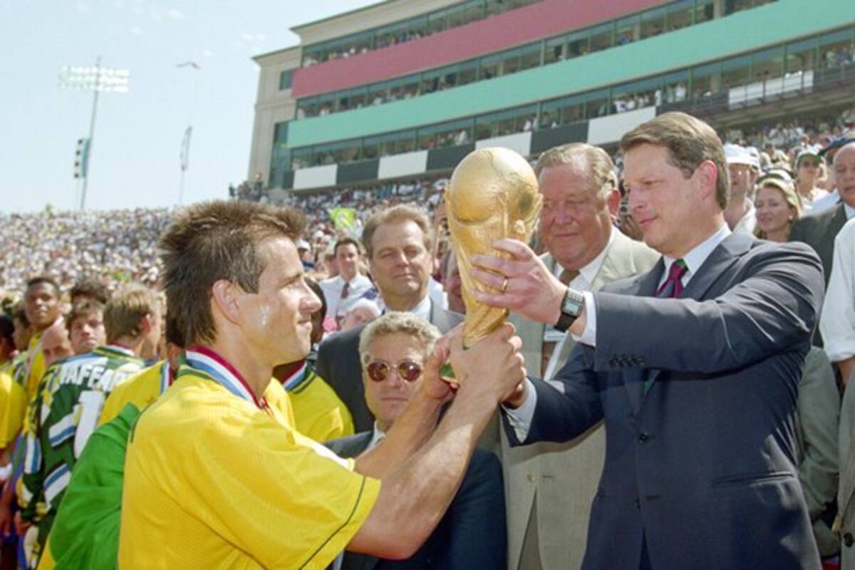 Dunga recibe el trofeo del Mundial de 1994, de las manos del vicepresidente de los Estados Unidos, Al Gore. | Foto: Cortesía