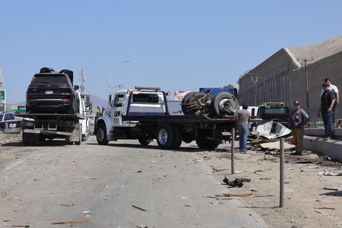 El presunto responsable se habría brincado el camellón central y se impactó contra los carros que se dirigían a Otay. Foto: Sergio Ortiz