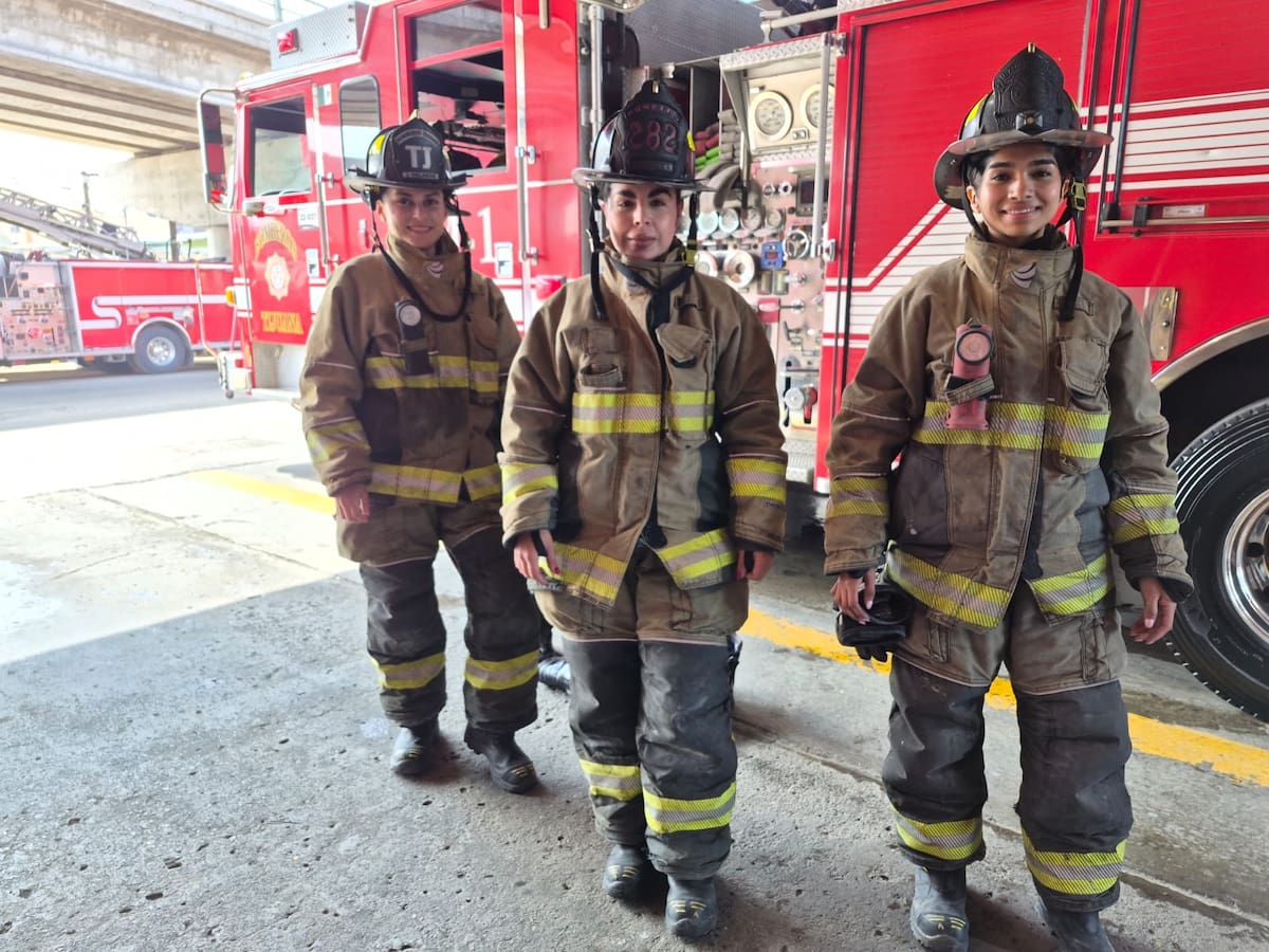 En el marco del Día Internacional de la Mujer, la paramédica y pitonera compartió su experiencia en la Dirección de Bomberos, donde define planes de acción para atender emergencias. Foto: KHENNIA REYES
