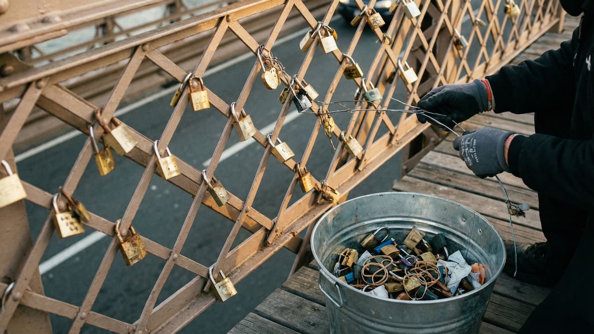 Más de 450 kilos de basura retirados del Puente de Brooklyn: dos vecinos convierten la limpieza voluntaria en un movimiento ciudadano para rescatar uno de los íconos de Nueva York