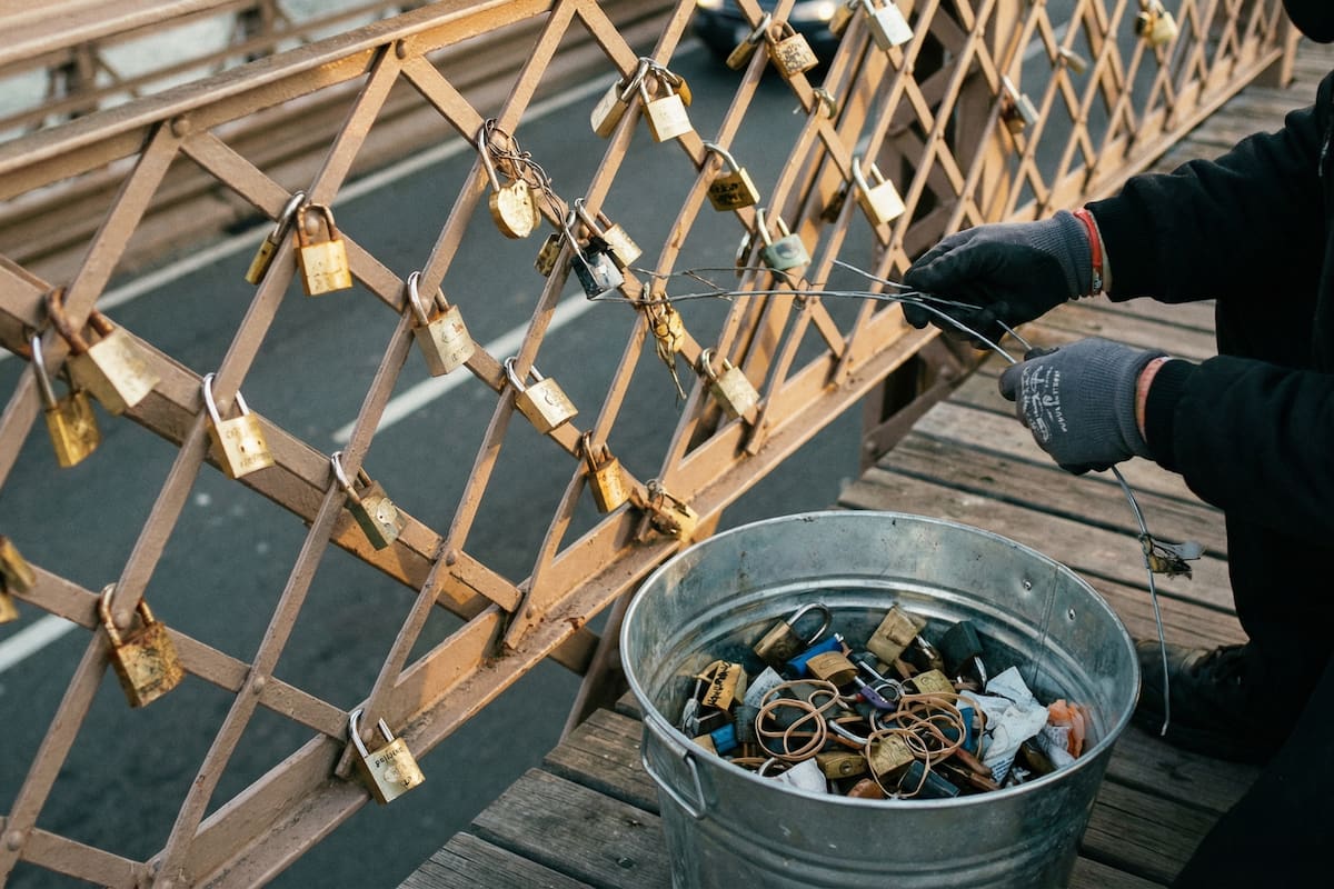 Más de 450 kilos de basura retirados del Puente de Brooklyn: dos vecinos convierten la limpieza voluntaria en un movimiento ciudadano para rescatar uno de los íconos de Nueva York