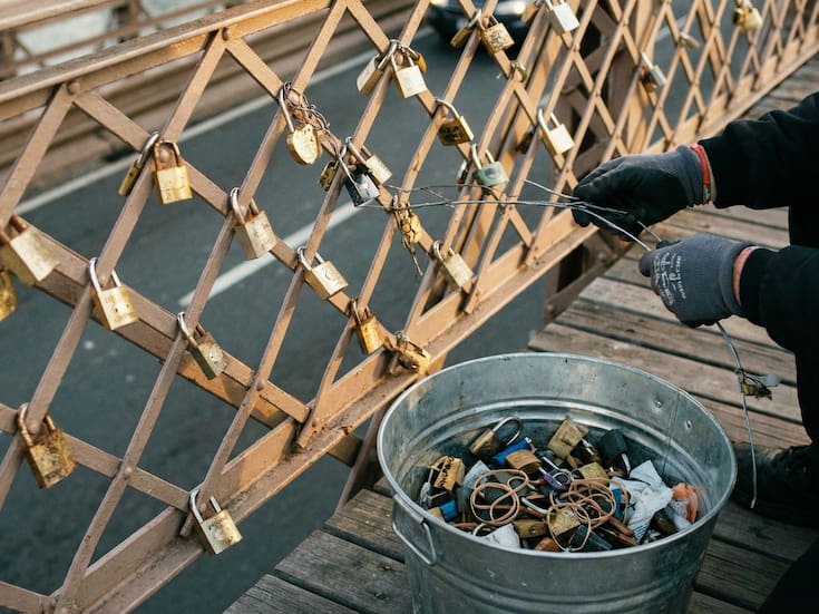 Más de 450 kilos de basura retirados del Puente de Brooklyn: dos vecinos convierten la limpieza voluntaria en un movimiento ciudadano para rescatar uno de los íconos de Nueva York
