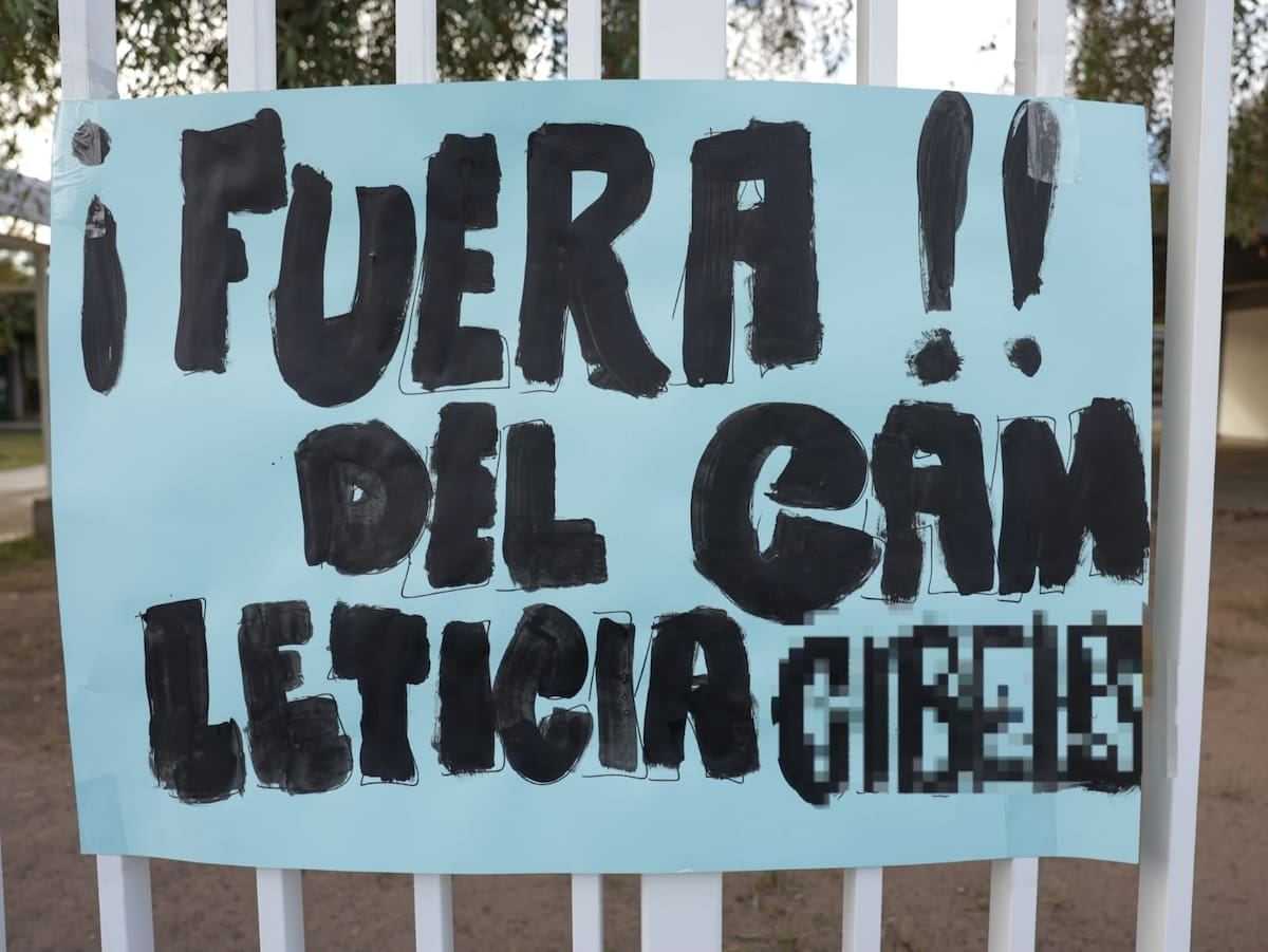 Padres de familia denunciaron presuntos maltratos hacia alumnos con discapacidad en el CAM “Ana Sullivan” y, ante la falta de respuesta de las autoridades educativas, tomaron el plantel para exigir la destitución de una docente y garantizar la seguridad de los menores. Foto: Javier Gallegos