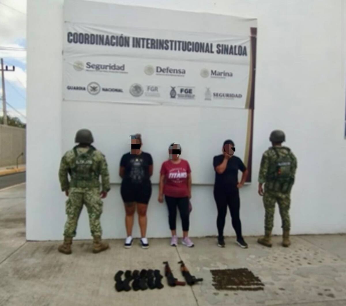 Las detenidas, junto con el armamento, fueron puestas a disposición del Ministerio Público Federal.