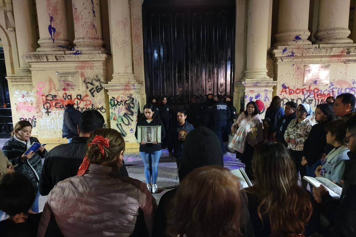 VIDEO: Ciudadanos van a rezar a Catedral y jóvenes intentan eliminar pintas
