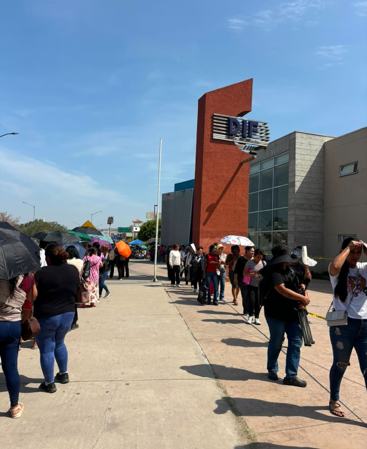 Decenas de mujeres comenzaron a formarse desde las 6:00 de la mañana para registrarse al programa Tarjeta Violeta, que otorga un apoyo económico bimestral de 2,600 pesos en Baja California. Foto: Lorena Salinas