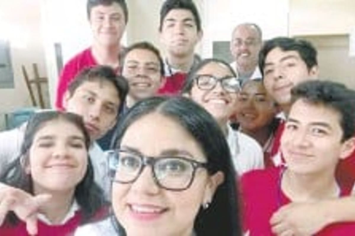 Muestra Mayra Barrón su orgullo por ayudar a formar a los jóvenes