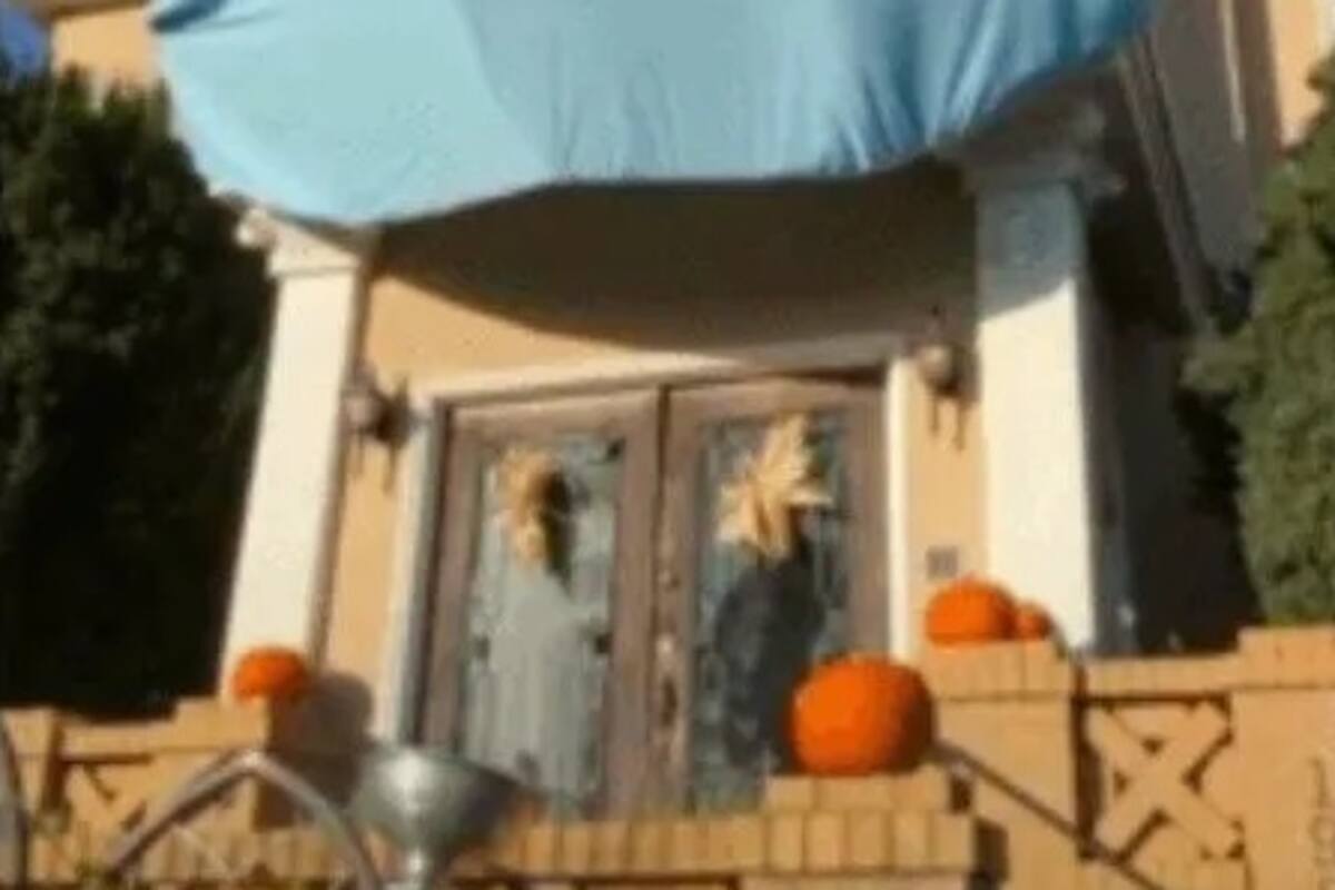 Pone gran cubrebocas a su casa para festejar Halloween
