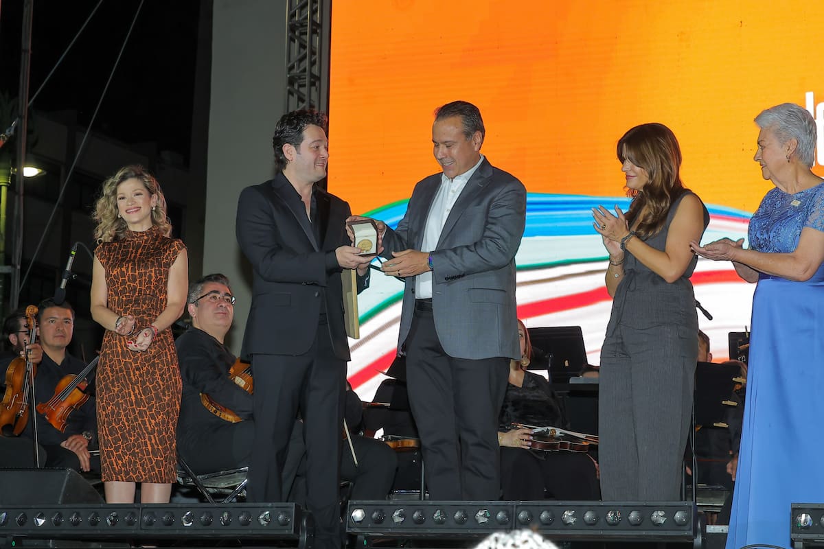 Entrega Astiazarán medalla Emiliana de Zubeldía a Arturo Chacón