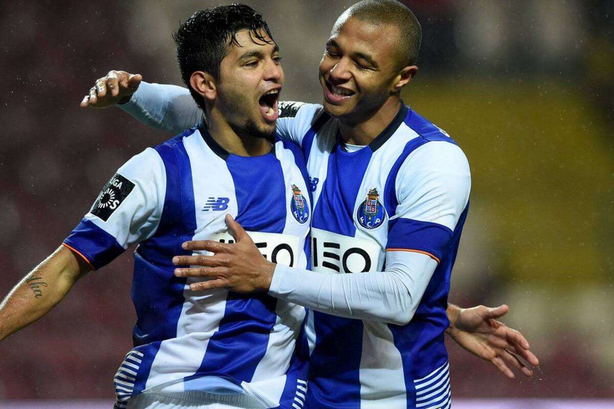 'Tecatito' Corona presume los nuevos uniformes del Porto