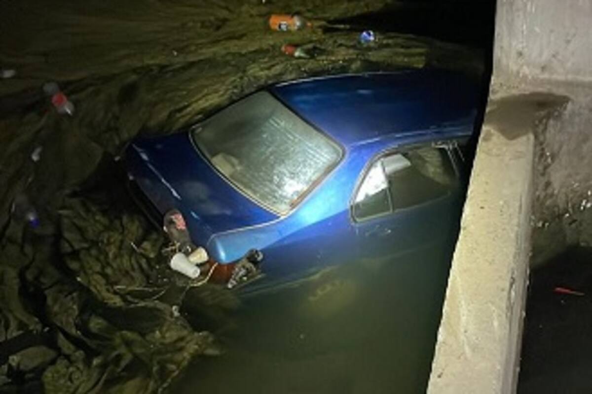 Vehículo cae en canal en el valle