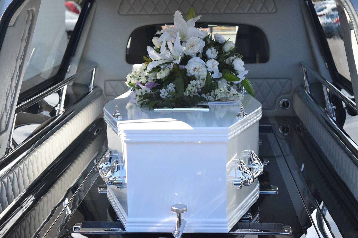 "Soy un confesor de ataúd": el hombre al que le pagan por revelar secretos de los muertos durante sus funerales