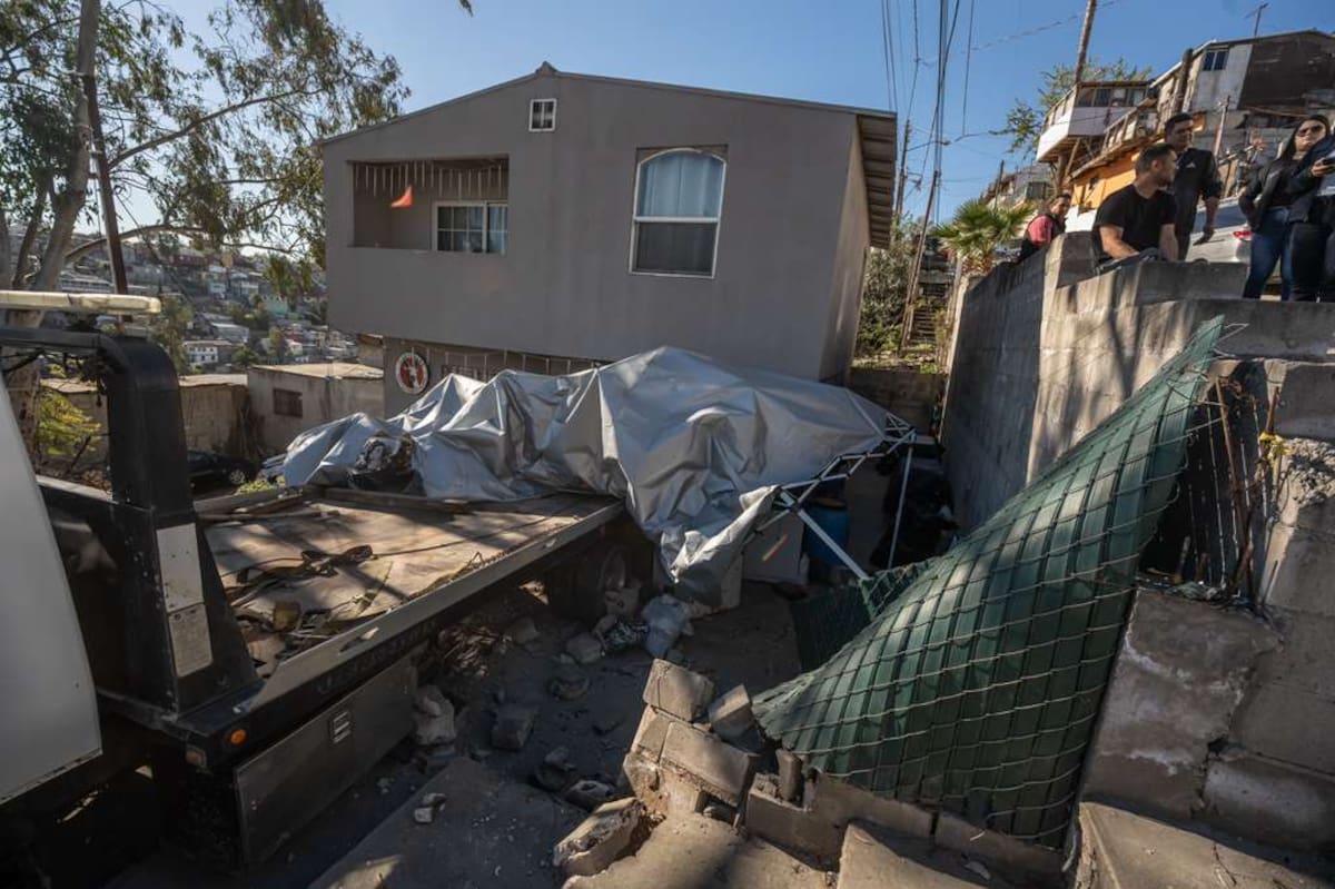 Una falla mecánica provocó que una grúa chocara contra una casa en Lomas Taurinas; no hubo personas graves. Foto: Border Zoom