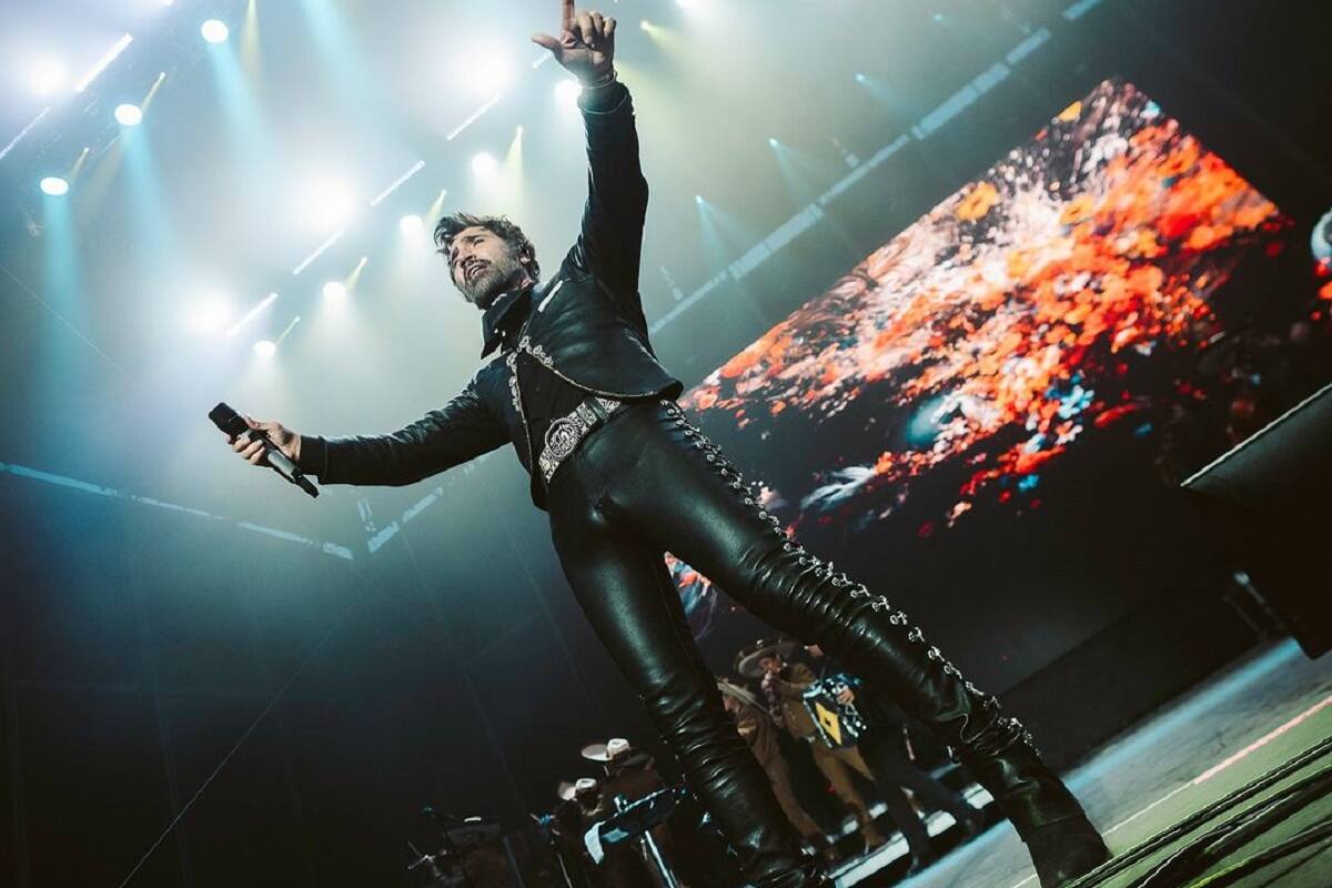 Alejandro Fernández en la mira de sus fans por sus ajustados pantalones en show