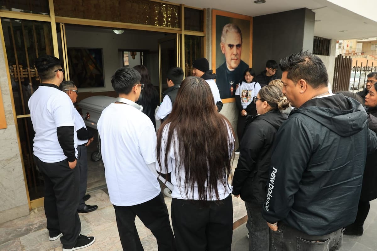 Familiares y amigos despidieron a Indra Dafne en una misa, mientras exigen justicia y la detención del presunto responsable. Foto: Sergio Ortiz