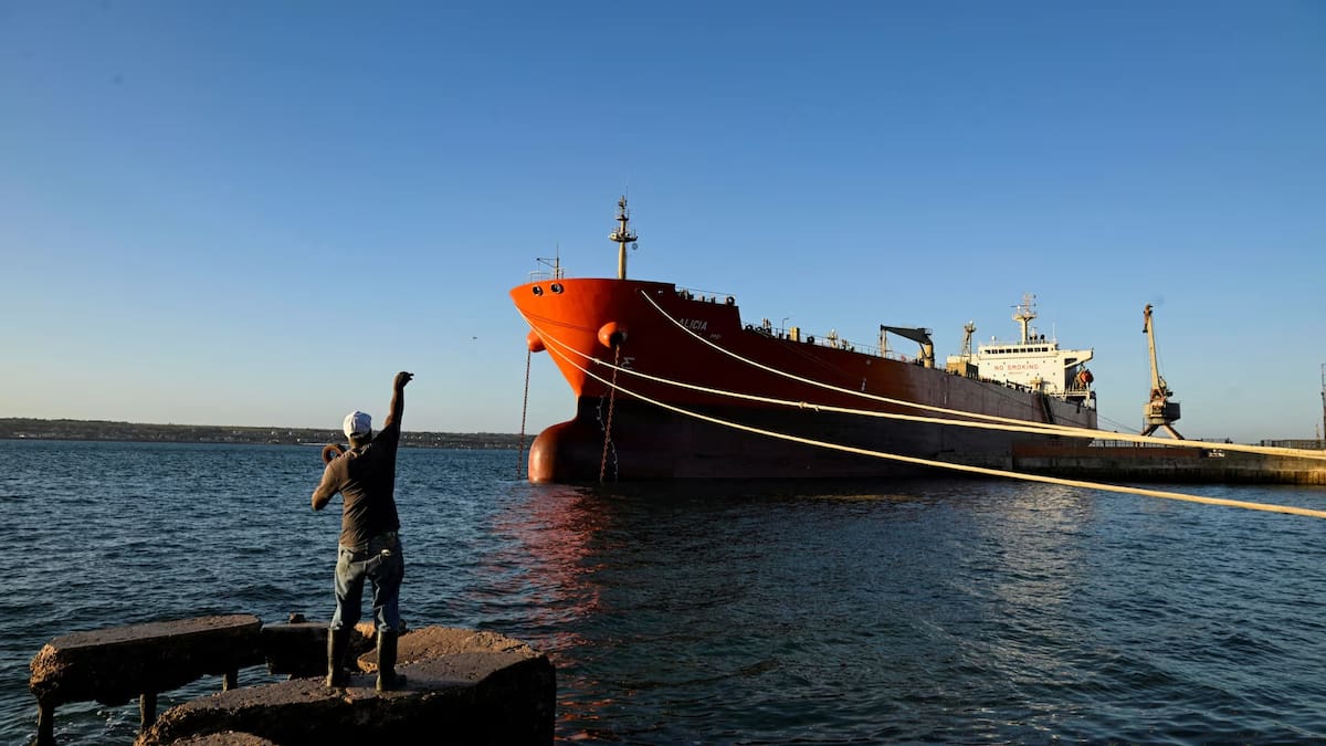 Dos buques petroleros con banderas de Rusia y Hong Kong podrían llegar a Cuba en medio de crisis energética, según seguimiento marítimo y analistas